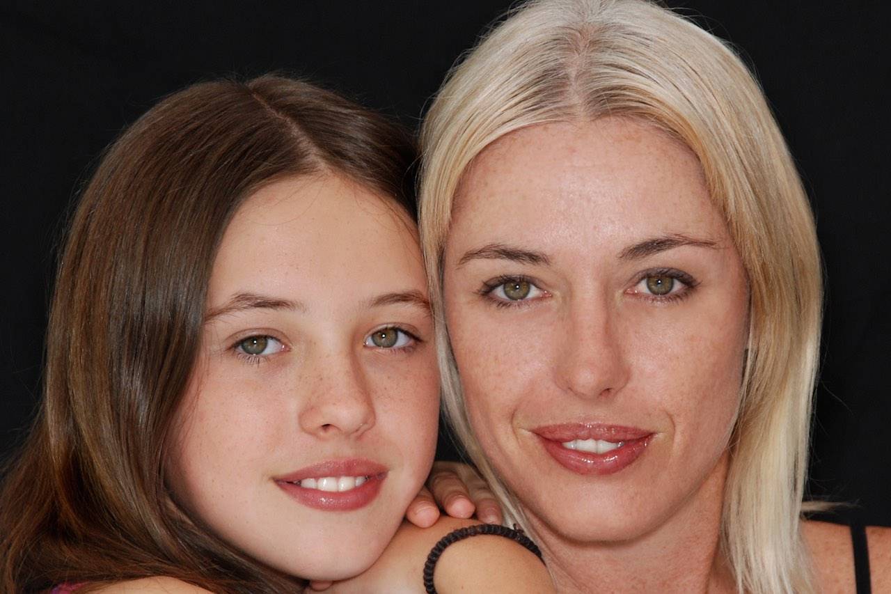 mother_and_daughter_posing